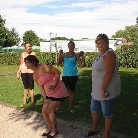 مكان تخييم Camping La Berquerie Le Mesnil-Réaume