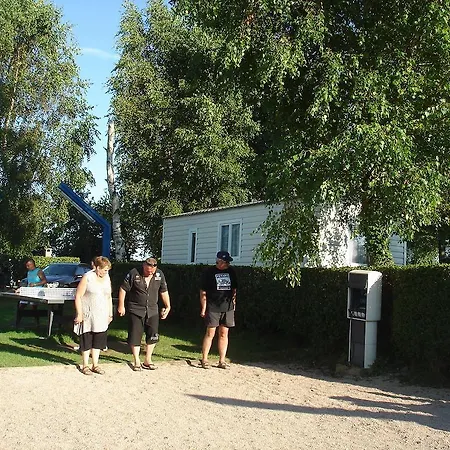 مكان تخييم Camping La Berquerie Le Mesnil-Réaume